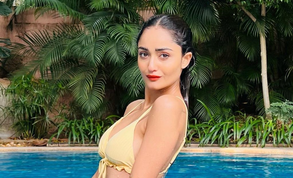 Ashram Fame Babita Mata Gave Such A Pose In The Pool That The Person Got Jealous Seeing The Beauty