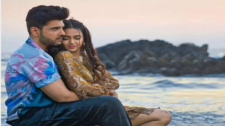 Rula Deti Hai Song Released See Tejaswi Prakash And Karan Kundrras Sizzling Chemistry